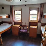אכסניה Laivahostel S/s Bore