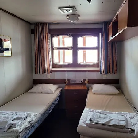 Laivahostel S/s Bore 호스텔 *