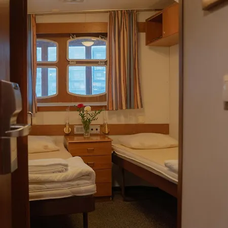 Laivahostel S/s Bore Хостел *