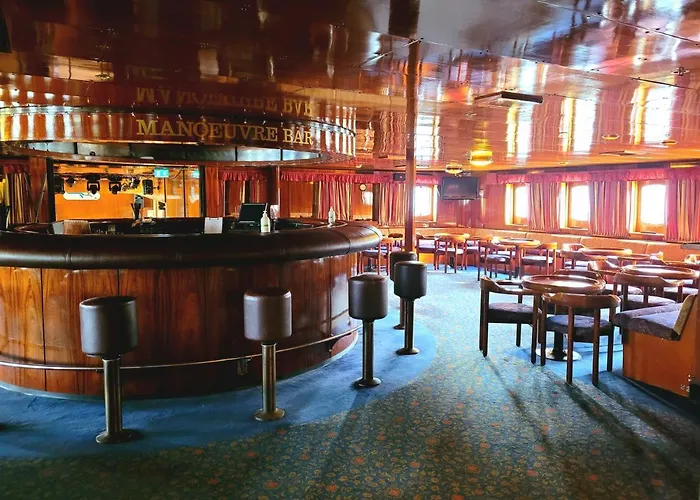 Хостел Laivahostel S/s Bore