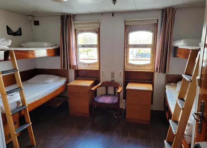 Хостел Laivahostel S/s Bore