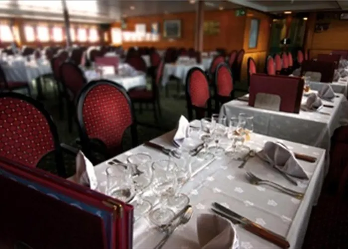 Хостел Laivahostel S/s Bore