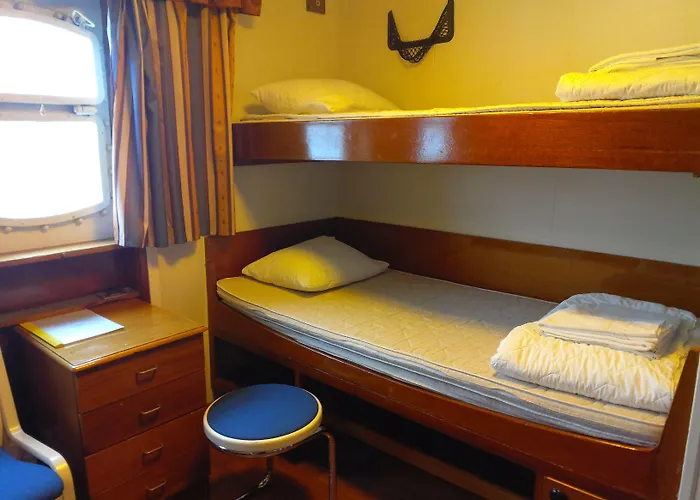 Laivahostel S/s Bore Хостел *