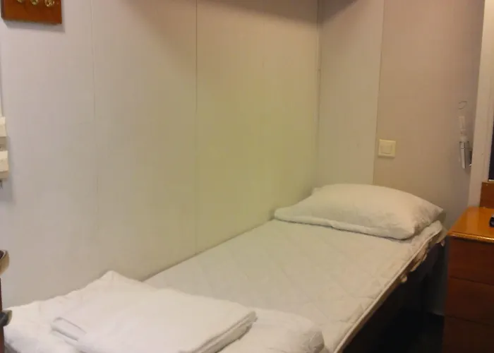 Laivahostel S/s Bore Хостел *