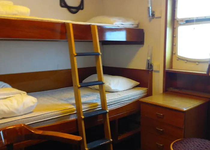 Laivahostel S/s Bore Хостел