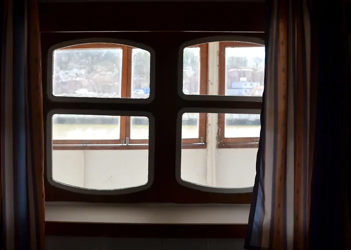 Laivahostel S/s Bore Хостел