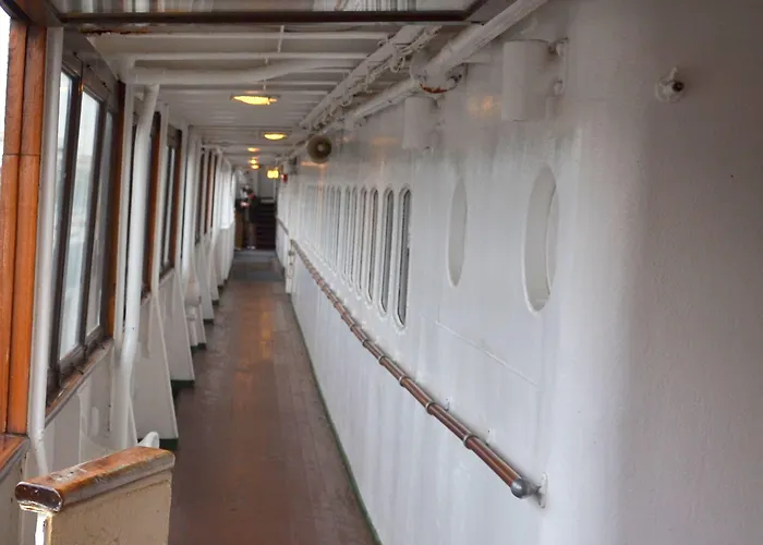 Laivahostel S/s Bore Хостел *