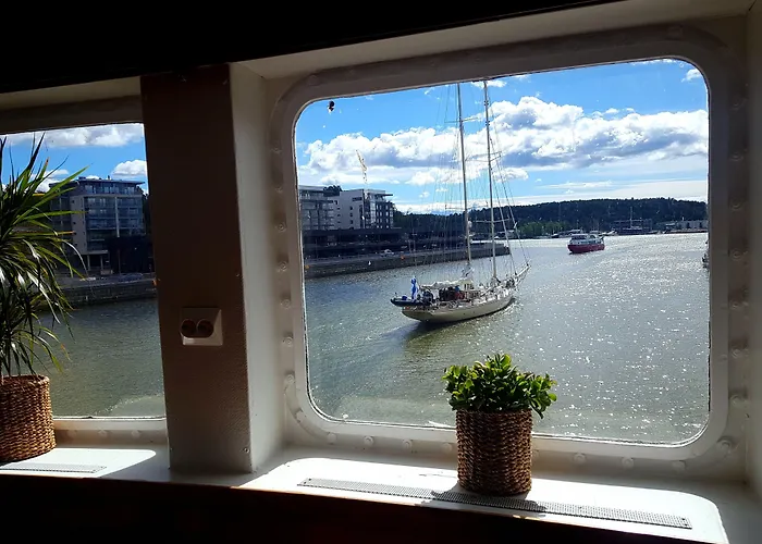 Хостел Laivahostel S/s Bore