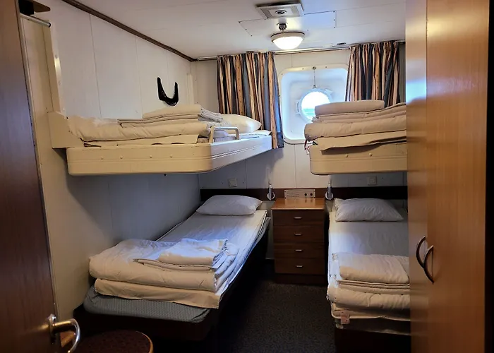 Хостел Laivahostel S/s Bore