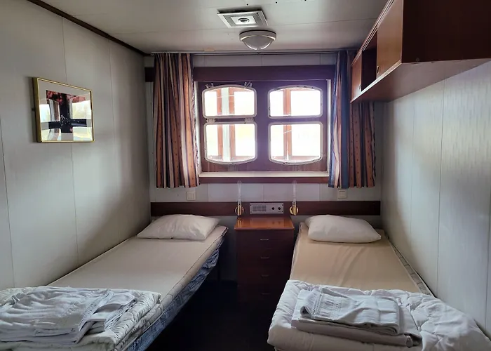 Laivahostel S/s Bore Хостел *