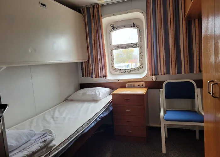 Laivahostel S/s Bore Хостел