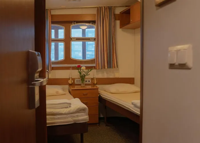 Laivahostel S/s Bore Хостел *