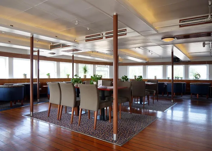 Laivahostel S/s Bore Хостел *